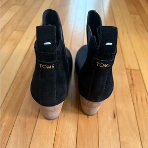 TOMS Kelsey Suede Round Town Black Ankle Booties with Tan Heel Sz 5 EUC
